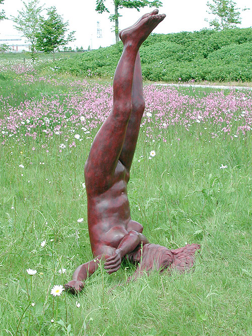 thom puckey artist head stand nude sculpture