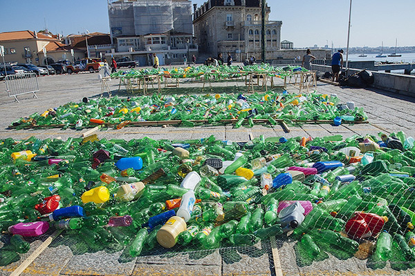 Massive Glowing Sculpture Made From 5,000 Plastic Bottles – Booooooom 