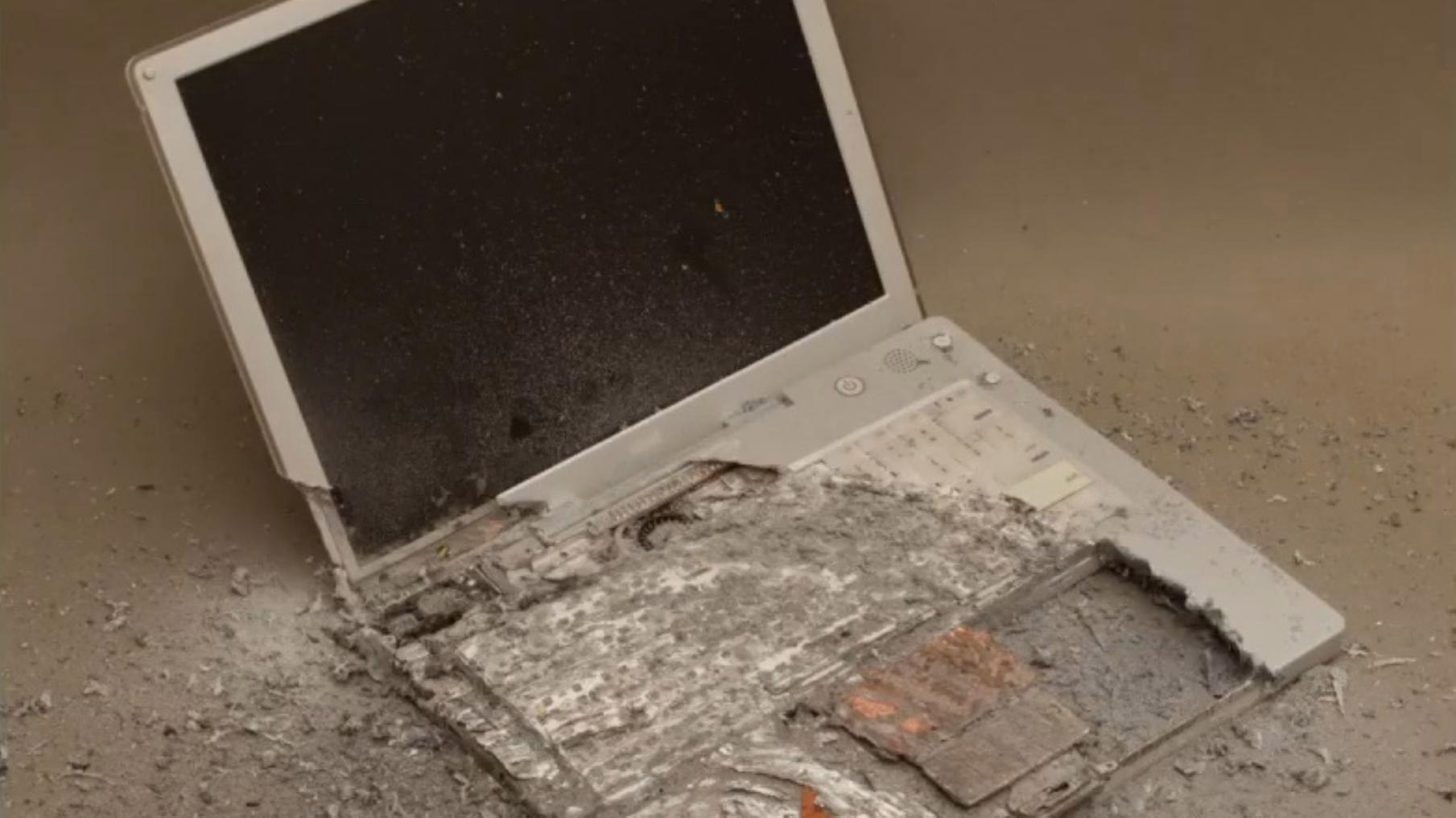 Разбивают вещи. Сломанный компьютер. Разбитый ноутбук. Сломанные вещи. Разбил телевизор.