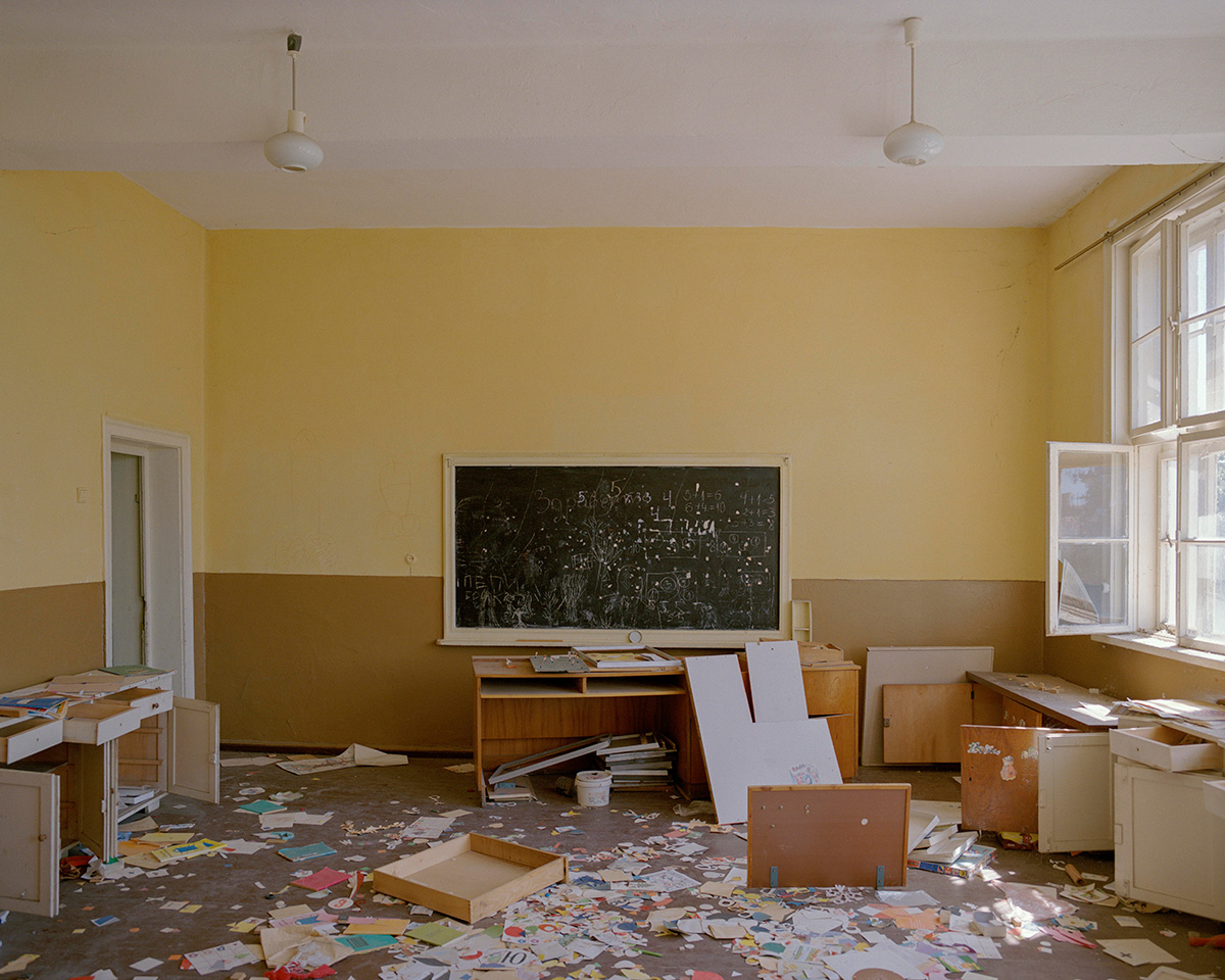 "O Lugar sem Corvos" pelo Fotógrafo Daniel Court TESTES A&c Recently Abandoned School Rakitnitsa Vidin Province
