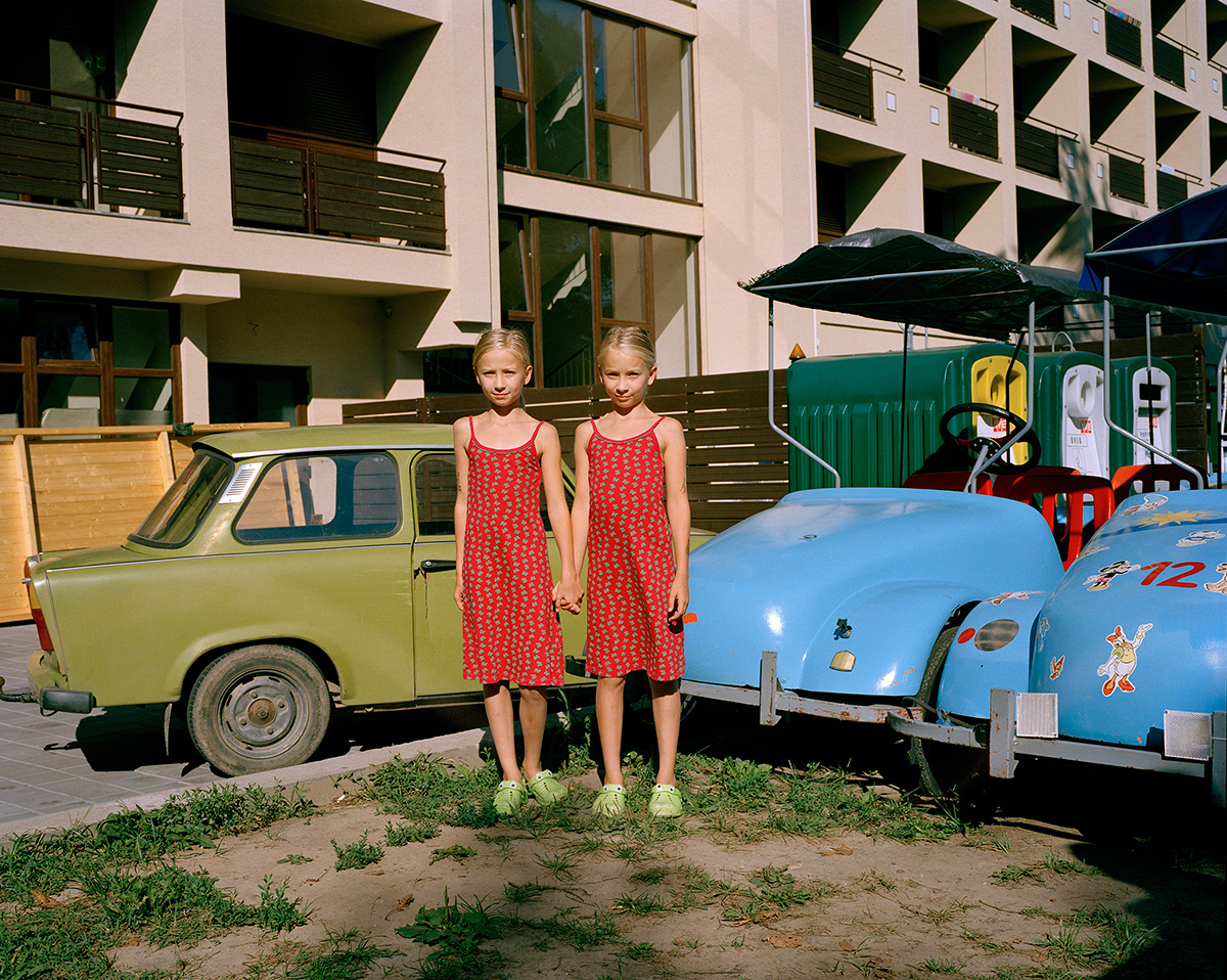 "Rest Behind the Curtain" pelo fotógrafo Michal Solarski Artes & contextos Austrian Twins