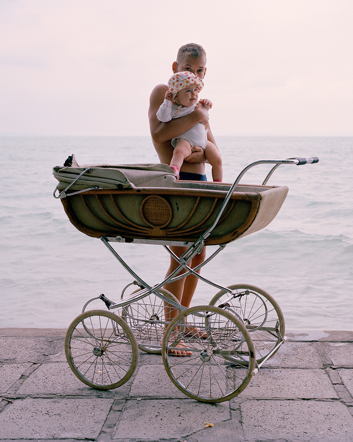 "Rest Behind the Curtain" pelo fotógrafo Michal Solarski Boy with Pram